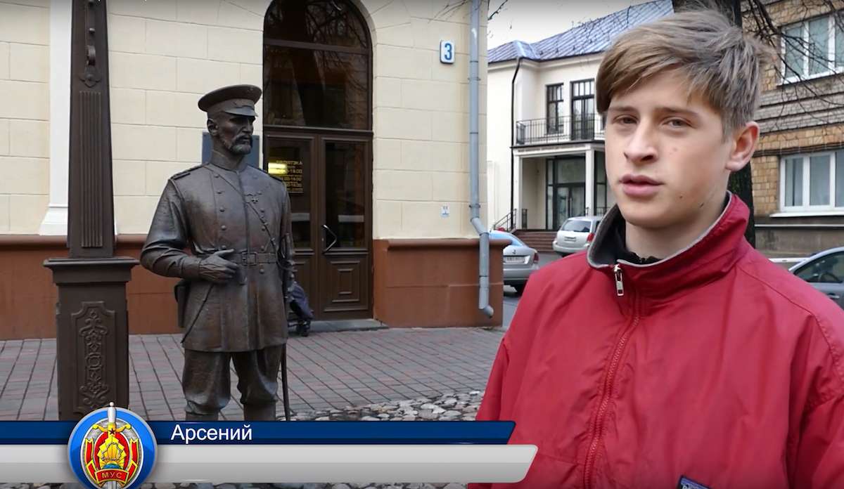 Подросток дал пощечину скульптуре 