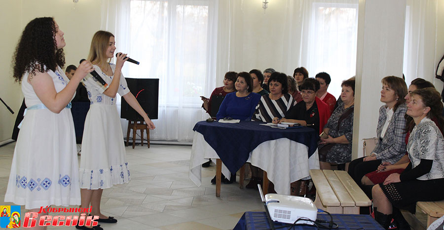 Песню “Васільковае неба” выконваюць Яна Ігнацюк і Крысціна Цявянская