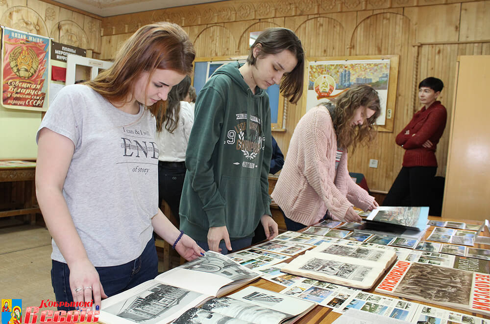 учащиеся изучают выставку, Лидия Курашова (слева) и Галина Чиж рассказывают учащимся о выставке
