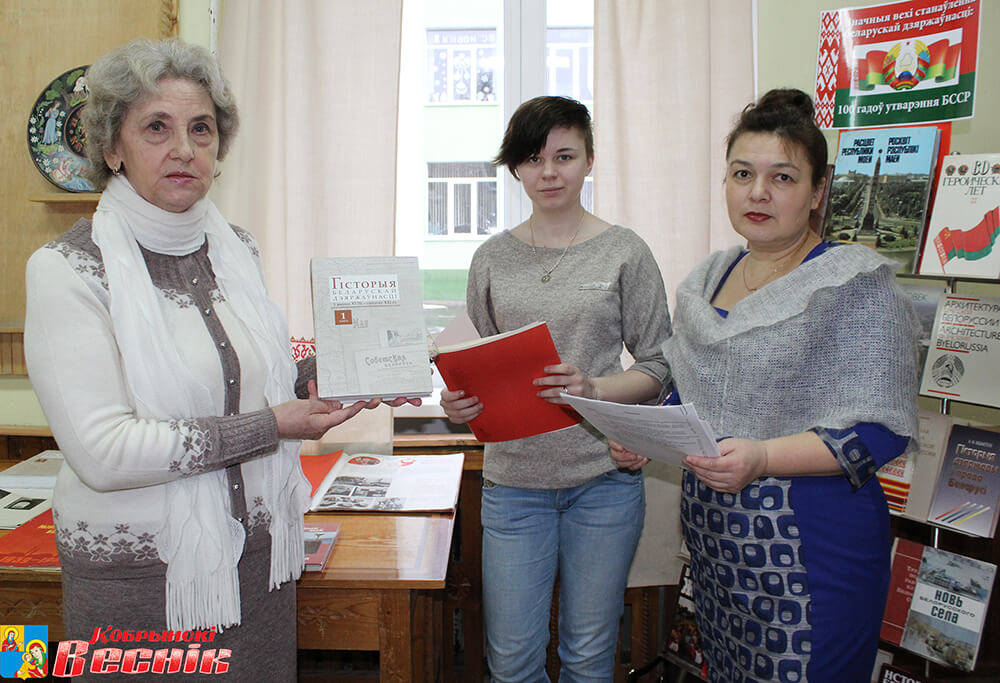 учащиеся изучают выставку, Лидия Курашова (слева) и Галина Чиж рассказывают учащимся о выставке