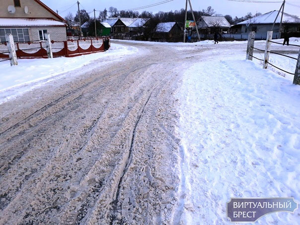 Авария в Кобрине в речку съехала машина