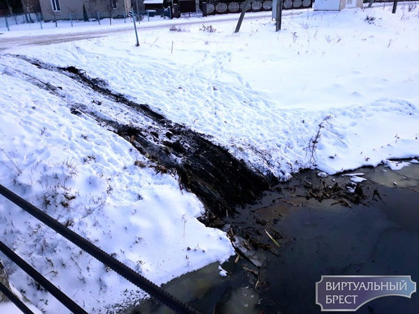 Авария в Кобрине в речку съехала машина