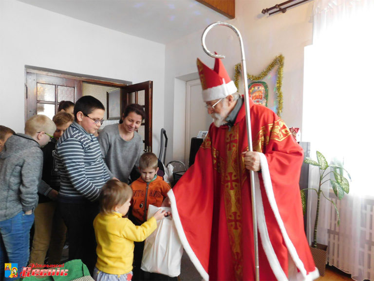 гости в детской деревне, подарки от Святого Николая.