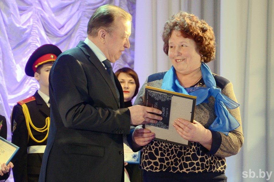 Анатолий Дашко вручает диплом I степени (победитель в номинации "Материнская слава") Янине Ващук 