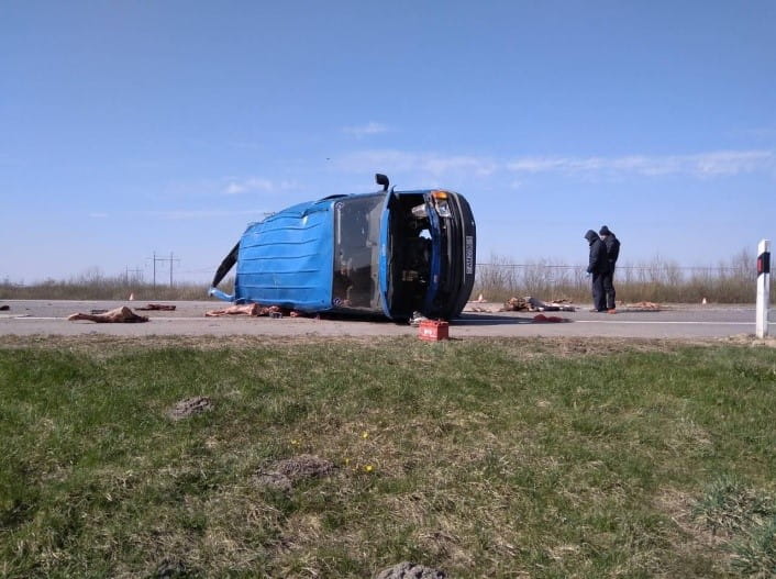 На М1 перевернулся микроавтобус