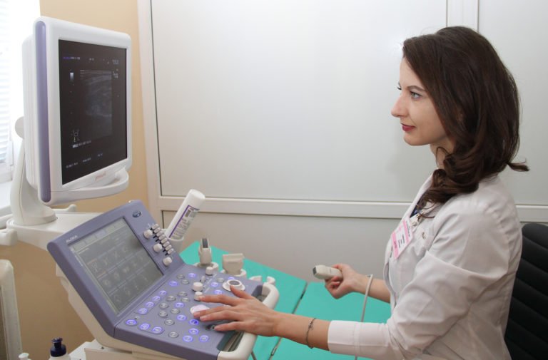 Врач ультразвуковой диагностики Анна Семенчук изучает снимки пациентов.