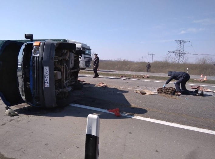 На М1 перевернулся микроавтобус