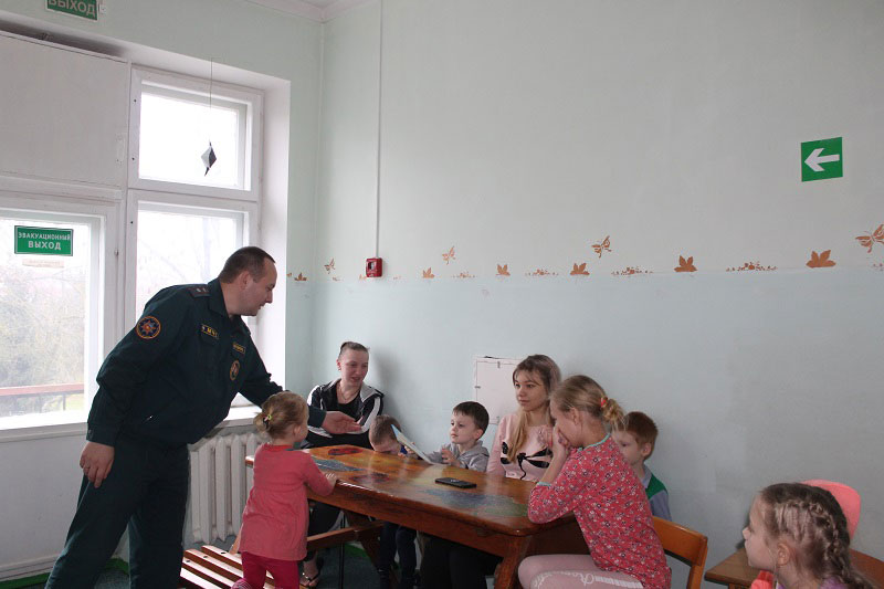 Кобринские спасатели в детской больнице