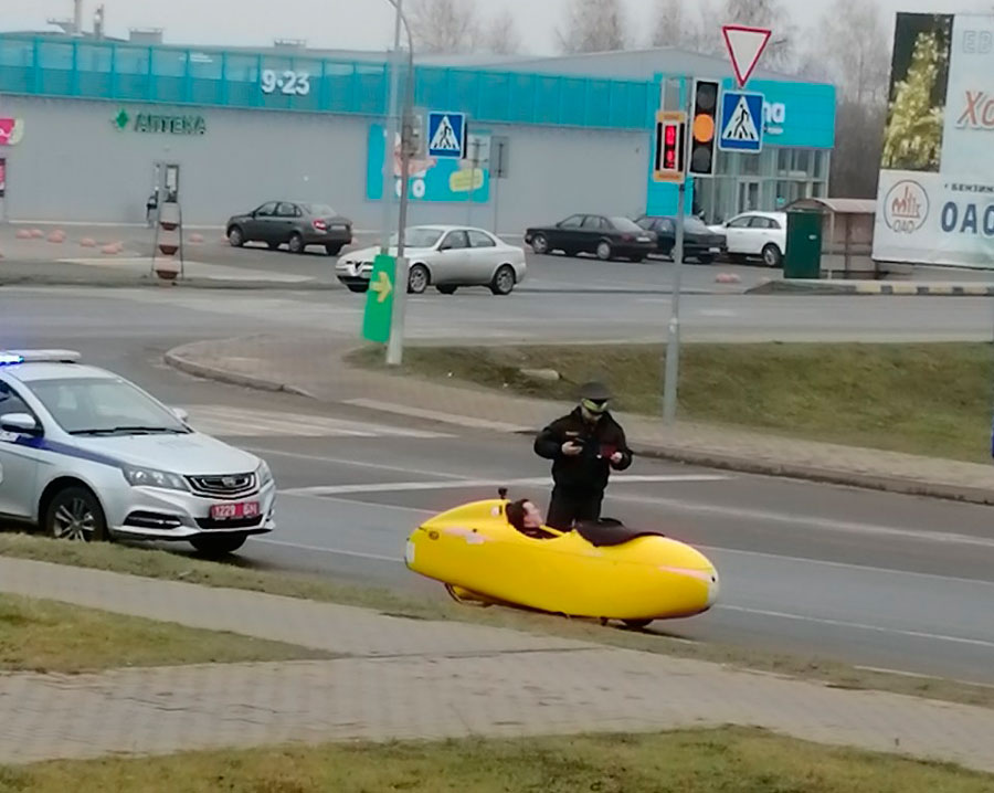 Необычный автомобиль проехал через Кобрин