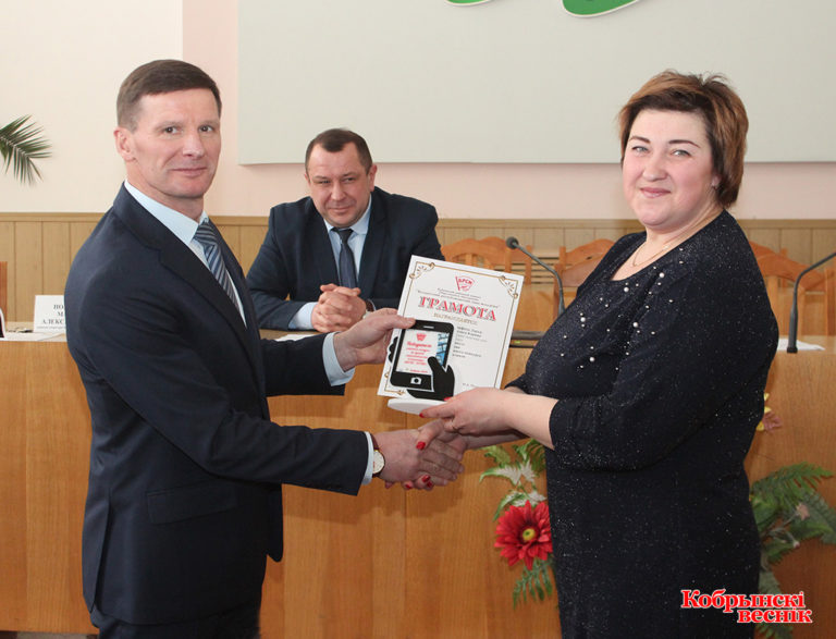 Валянцін Трубчык уручае грамату за перамогу ў раённым конкурсе на лепшы сацыяльны ролік у намінацыі «ТРУД – КРУТ» педагогу-арганізатару Стрыгаўскага дзіцячага сада-сярэдняй школы Марыне Наумук
