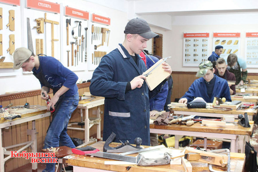 удзельнікі трэцяга этапа рэспубліканскай алімпіяды па фізіцы і працоўнаму навучанню падчас першага тура