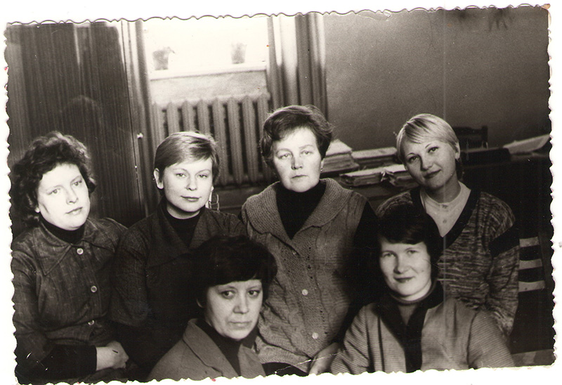 На рабочем месте (слева направо: 1 ряд: Каменская С.И., Дубко И.Р., 2 ряд: Андреева Л.С., Колыбина Л.В., Хохлова В.Е., Петручик Г.П.)