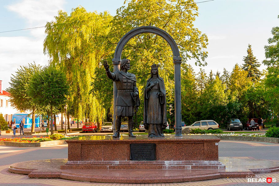 Памятник князю Владимиру Васильковичу и княгине Ольге Романовне установлен в Кобрине на пешеходной улице Суворова в 2009 году.