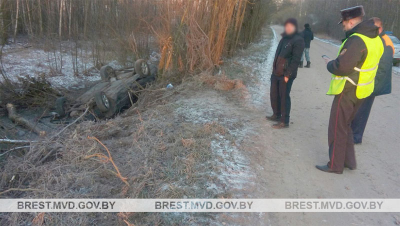 Автомобиль в кювете Кобрин