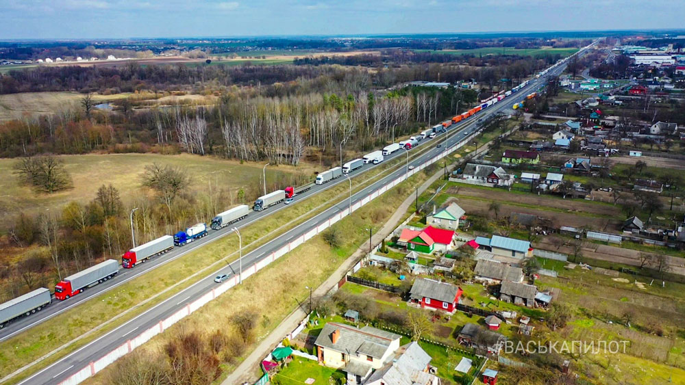 Очередь грузовиков на пункт пропуска Козловичи, Брест