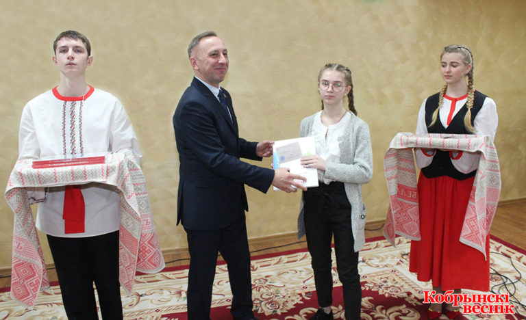 Цырымонію ўрэчэння пашпартоў праводзіць Іван Даўжук