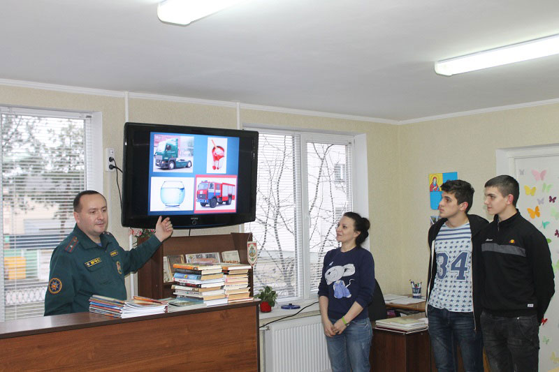 Пожарники в гостях у студентов Кобрина