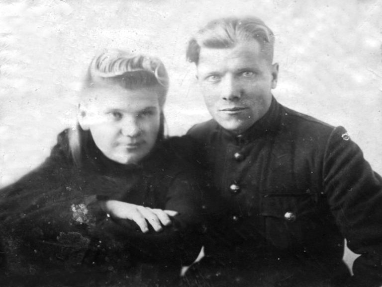 Кацярына Чуль расказвае сыну пра продкаў.