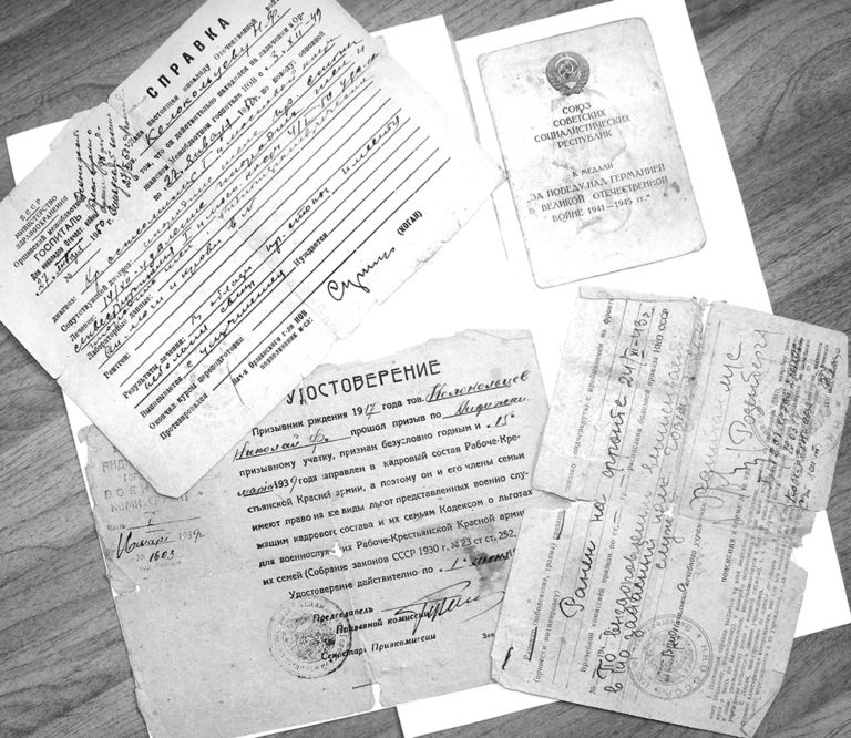 Кацярына Чуль расказвае сыну пра продкаў.