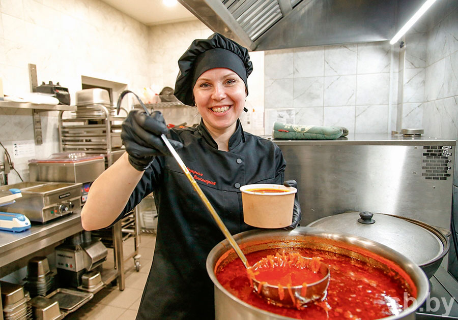 Cу-шеф Виктория Реуцкая готовит борщ