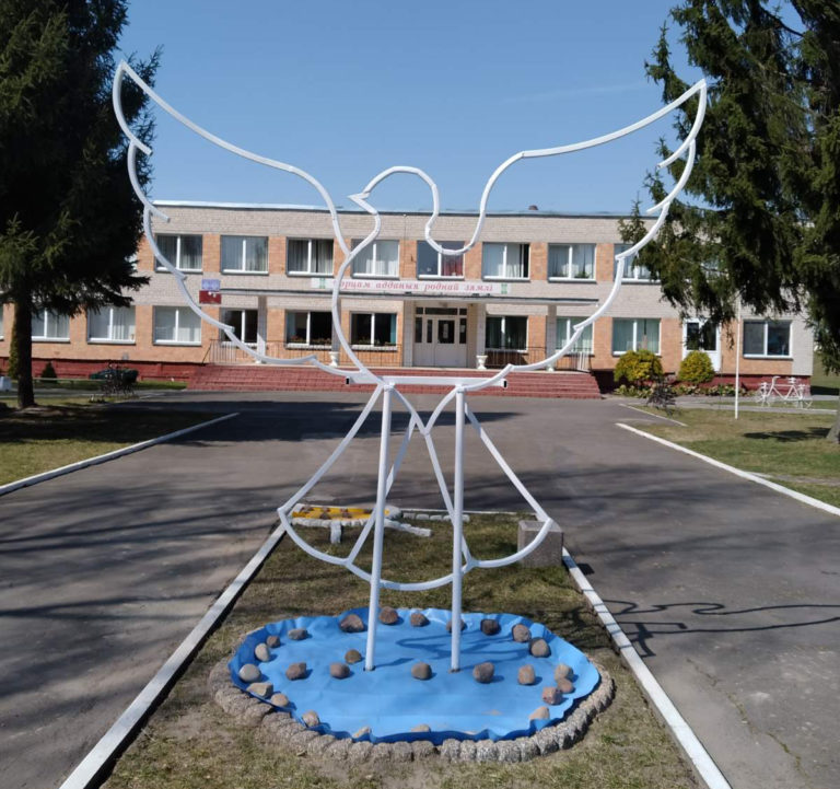 Памятный знак в деревне Остроумии Кобринский район