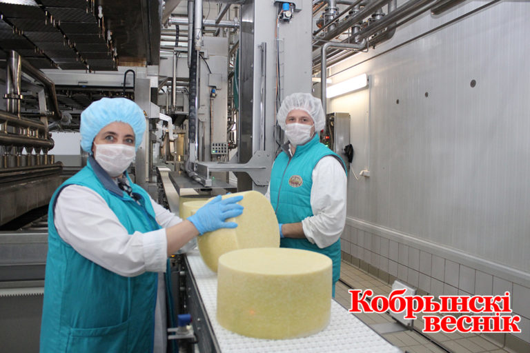 распрессовку сыра выполняют сыродел-мастер Лариса Максимович и оператор по производству молочной продукции Вячеслав Евчук