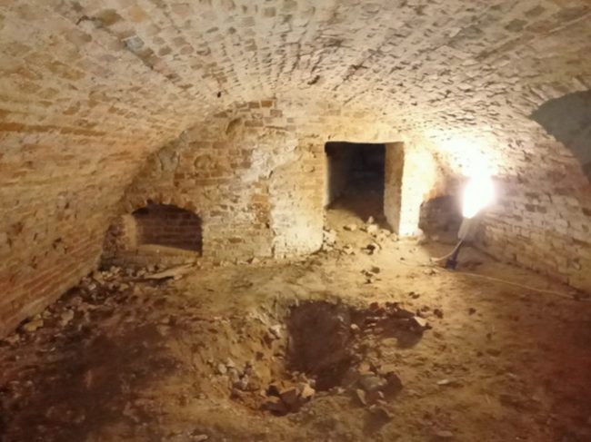 Старое захоронение обнаружили в подвале церкви на Кобринщине