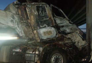 Фура врезалась в опору моста на М1, водитель погиб