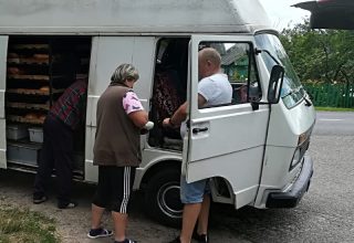 Диалоги у автолавки: как живется в деревне Залесье Кобринского района?