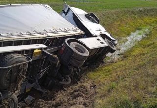 Грузовик вылетел с дороги и опрокинулся в мелиоративный канал
