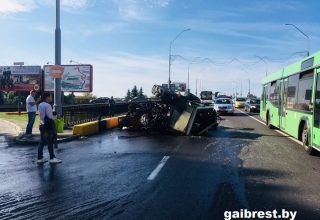 В Бресте опрокинулся трактор: пострадали два человека