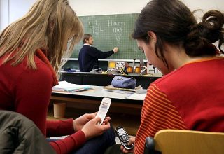 Министр образования предлагает ограничить мобильные в школах