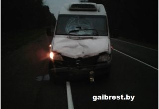 В Лунинецком районе микроавтобус насмерть сбил шедшего по трассе пешехода