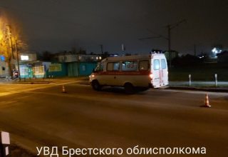 Автомобиль скорой помощи врезался в поезд на одном из брестских переездов