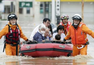 Число жертв наводнения в Японии превысило 100 человек