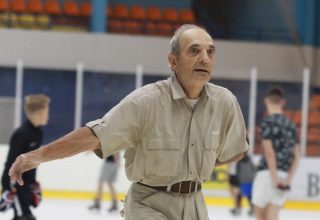 70-летний мужчина пришел на массовое катание в Ледовом в Бресте — и взорвал интернет.