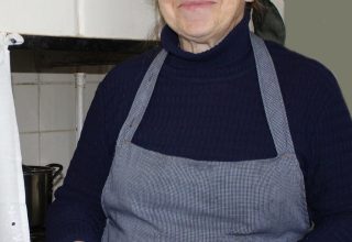 Кобринчанка Валентина Козак готовит колбасу из щуки