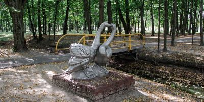 Скульптура «Лебединая верность»