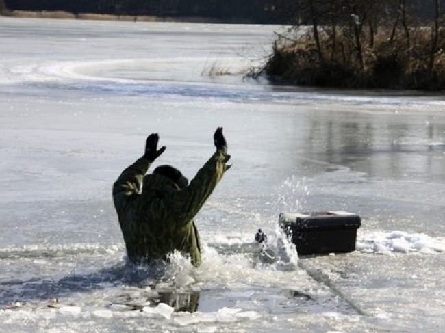 В Кобринском районе спасатели вытащили рыбака в 50 метрах от берега