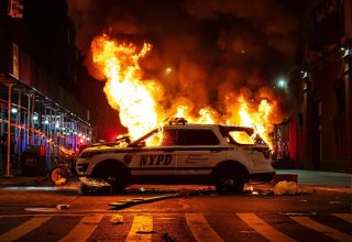 Трамп назвал беспорядки в США актами внутреннего терроризма