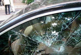 В Жабинке парень «проверял» свою силу, разбивая автостекла