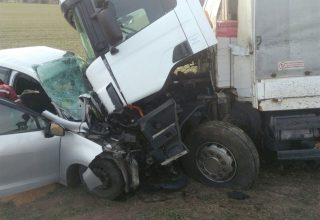 Под Кобрином «Рено» влетел под фуру – погиб человек