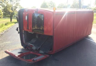 Микроавтобус с десятью пассажирами после ДТП перевернулся.