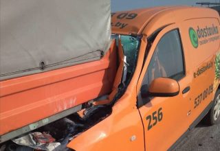 На трассе М1 в Березовском районе автомобиль «Е-доставки» влетел в «Газель» дорожников