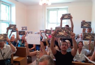 В суде Бреста развернули плакаты с копией «Сдирание кожи с продажного судьи»