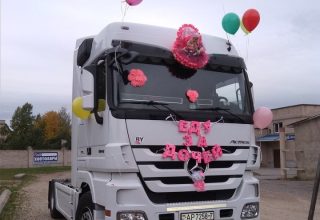 Самый лучший день! В Витебске счастливый папа забрал жену с дочкой из роддома на фуре