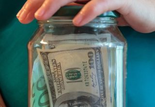 Доллар сегодня подорожал на 7 копеек и перевалил за 2,43