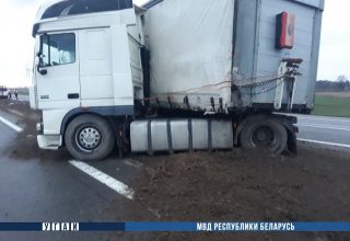 На М1 столкнулись фуры — один водитель погиб