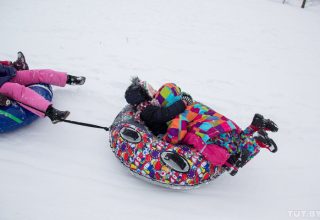 В Беларуси предлагают ограничить места для катания на тюбингах