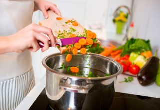 Не оставляйте готовящуюся пищу без присмотра!